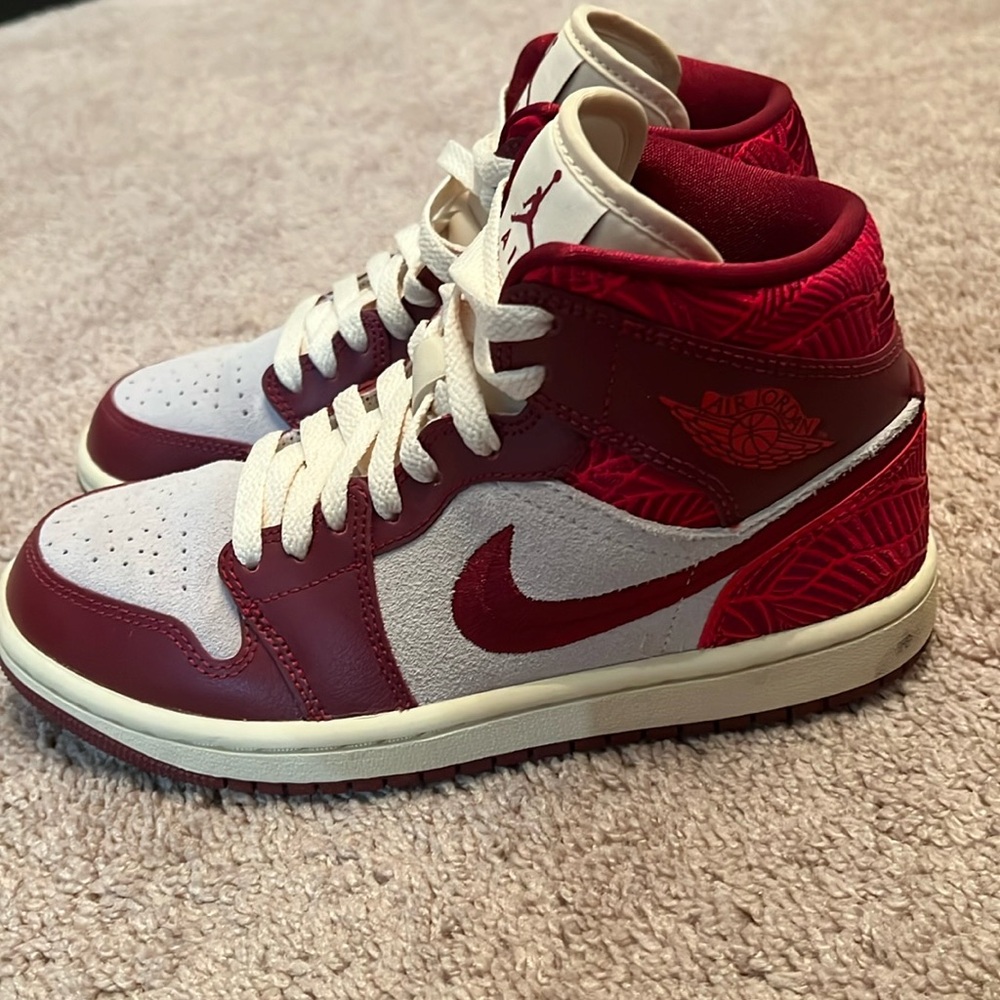 Women’s Air Jordan 1 Mids SE